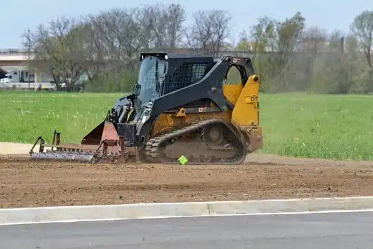 John Deere 317G on new TrackTECH rubber tracks for smooth performance and tough jobsite conditions.