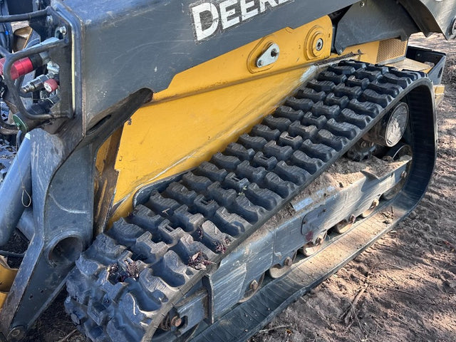 John Deere 333G — X-Terrain close-up