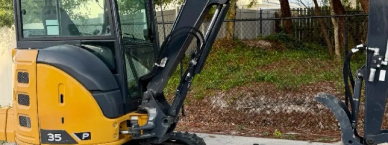 John Deere 35 P mini excavator with rubber tracks on a job site